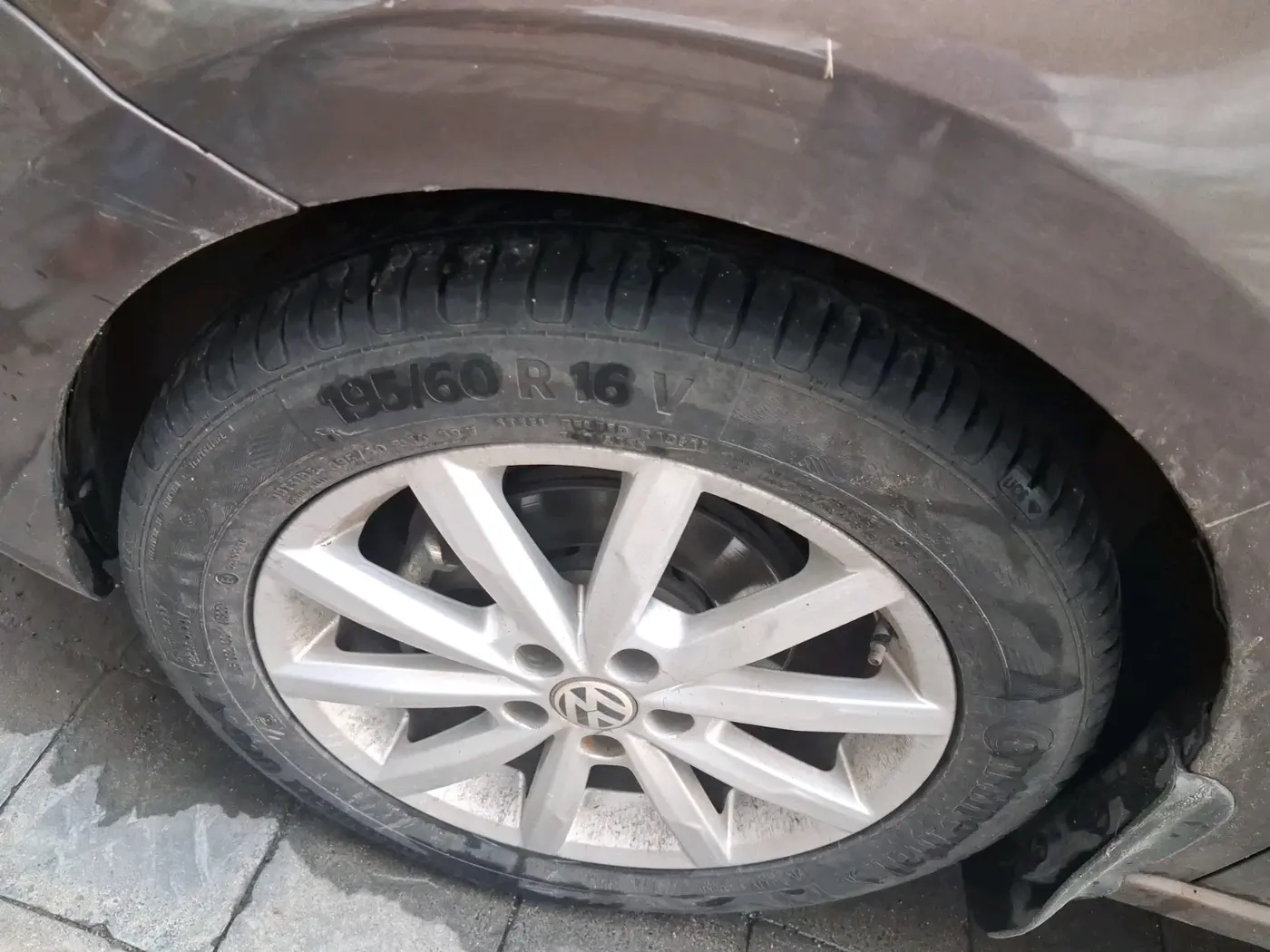 2017 Volkswagen Vento HIGHLINE PLUS 1.5 AT 16 ALLOY, Diesel, Automatic, 1,94,876 km, tyre
