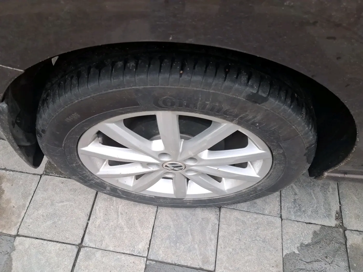 2017 Volkswagen Vento HIGHLINE PLUS 1.5 AT 16 ALLOY, Diesel, Automatic, 1,94,876 km, tyre