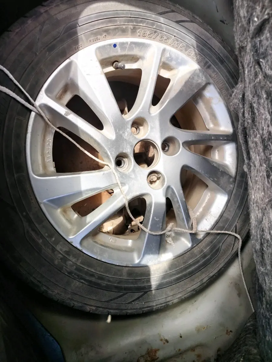 2011 Maruti Swift ZXI, Petrol, Manual, 1,84,042 km, tyre