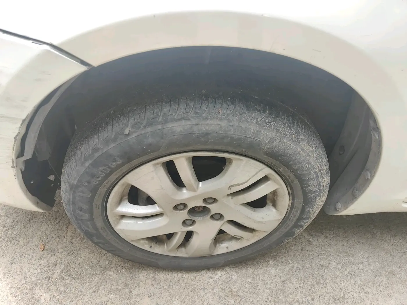 2013 Maruti Swift Dzire ZDI, Diesel, Manual, 1,87,500 km, tyre