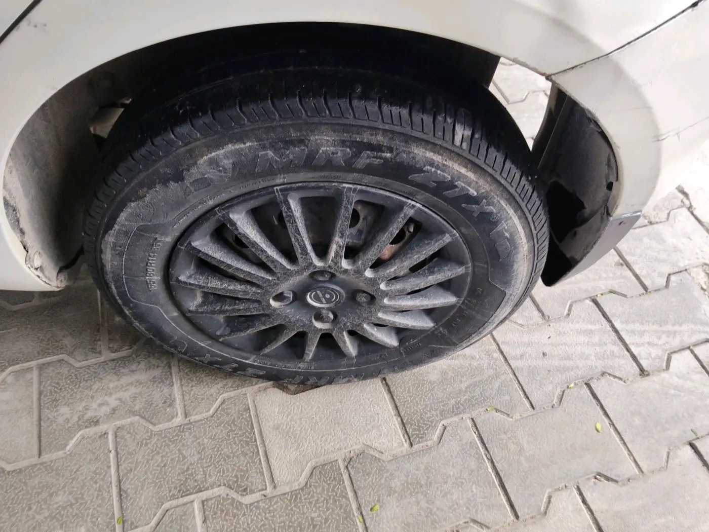 2014 Maruti Swift VXI, Petrol, Manual, 1,41,939 km, tyre