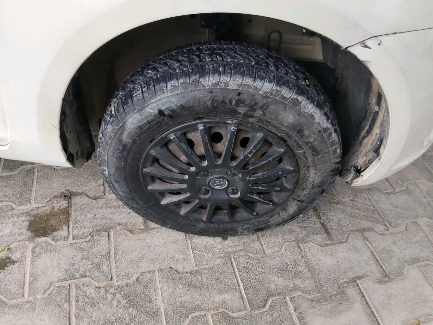 2014 Maruti Swift VXI, Petrol, Manual, 1,41,939 km, tyre