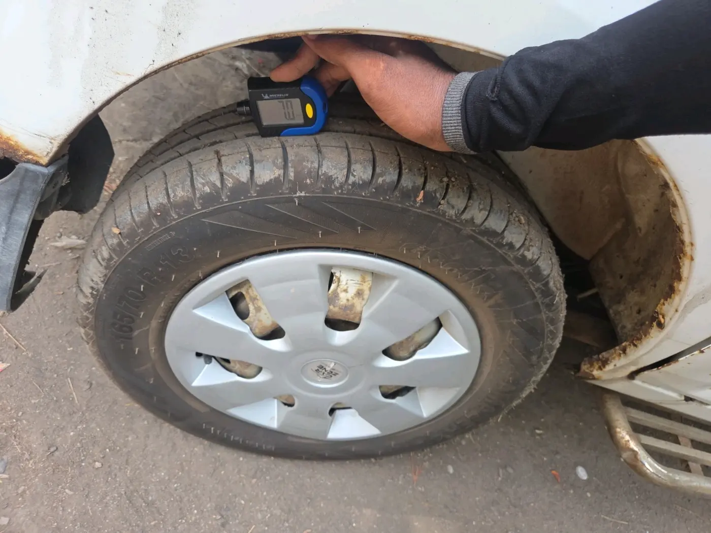 2017 Maruti Eeco 5 STR WITH A/C+HTR, CNG, Manual, 1,07,858 km, tyre