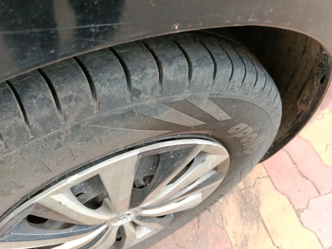 2012 Volkswagen Vento TRENDLINE 1.6, CNG, Manual, 1,06,494 km, tyre