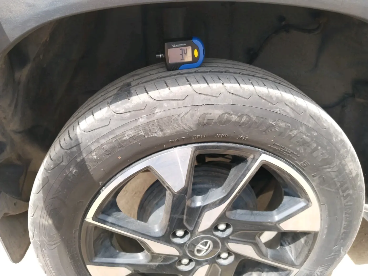 2023 Tata PUNCH ACCOMPLISHED DAZZLE SUNROOF CNG MT, CNG, Manual, 77,954 km, tyre