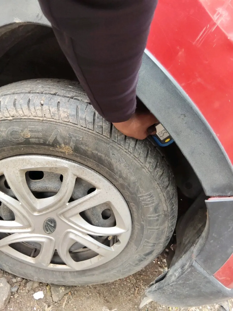 2016 Mahindra Kuv100 K4 6 STR, Petrol, Manual, 75,366 km, tyre