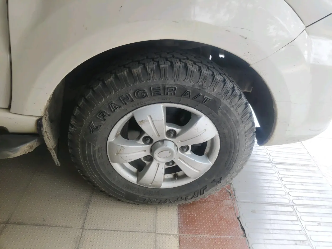 2018 Tata Safari Storme 2.2 EX 4X2, Diesel, Manual, 2,66,080 km, tyre