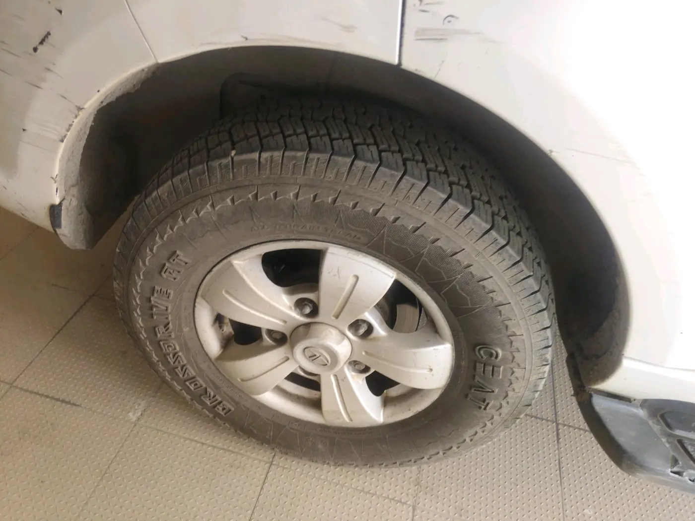 2018 Tata Safari Storme 2.2 EX 4X2, Diesel, Manual, 2,66,080 km, tyre