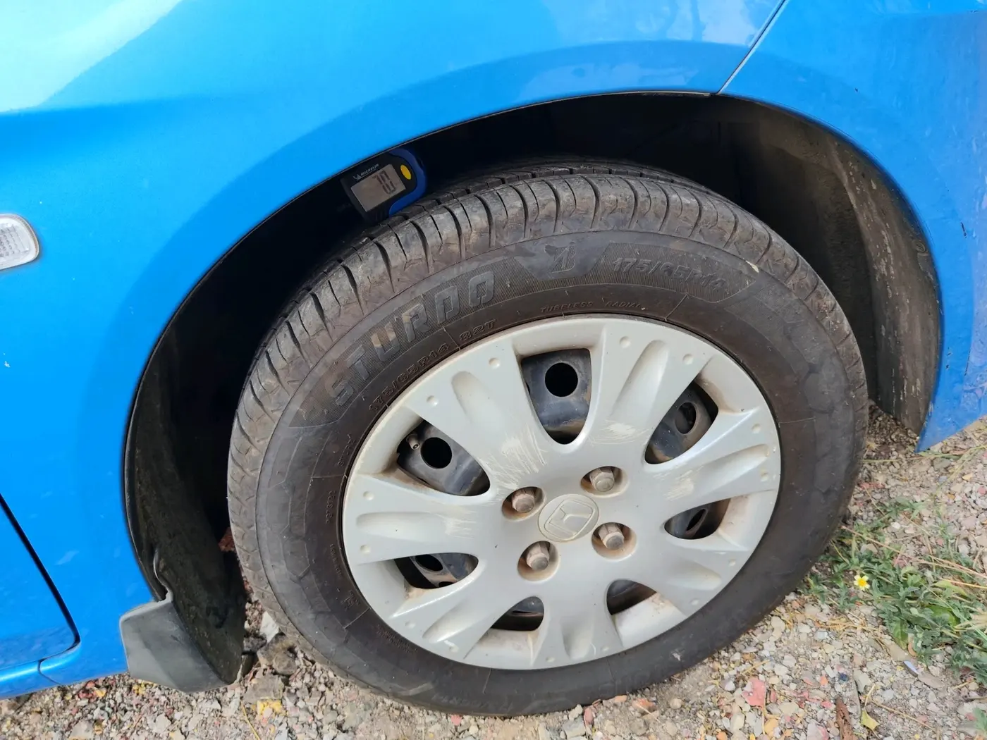 2013 Honda Brio S MT, Petrol, Manual, 1,37,575 km, tyre