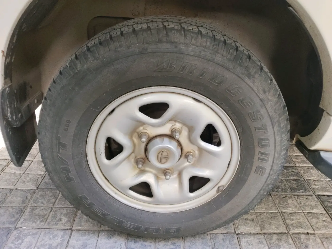 2016 Tata Safari Storme 2.2 EX 4X2, Diesel, Manual, 66,750 km, tyre