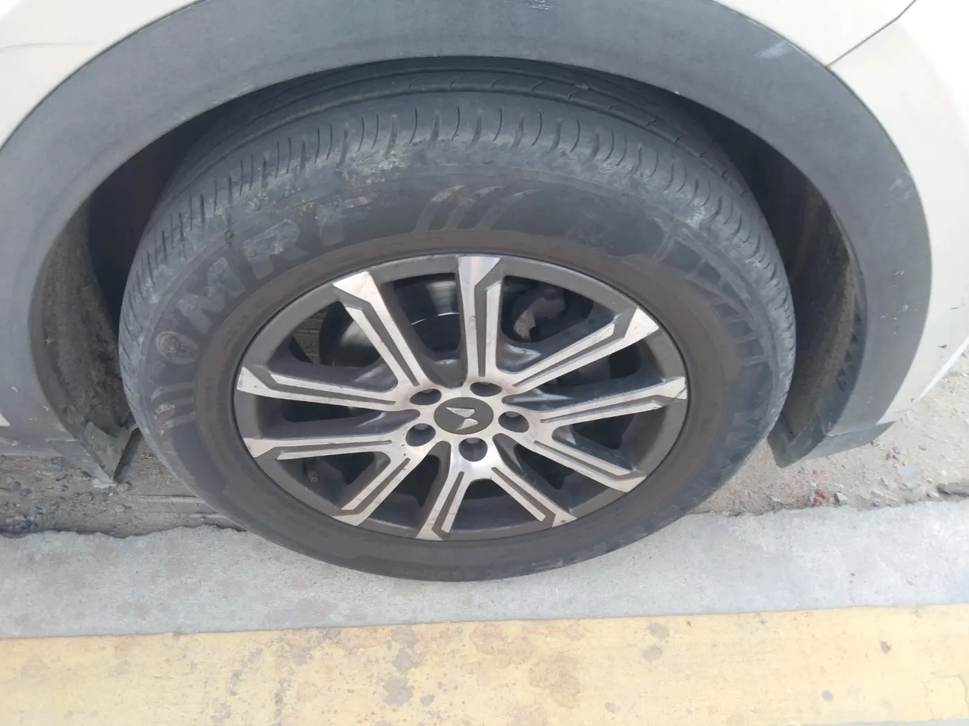 2021 Mahindra XUV700 AX 7 P AT 7 STR, Petrol, Automatic, 43,587 km, tyre