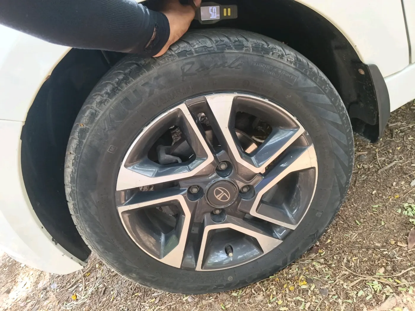 2019 Tata Tiago XZ PLUS PETROL, Petrol, Manual, 1,09,372 km, tyre
