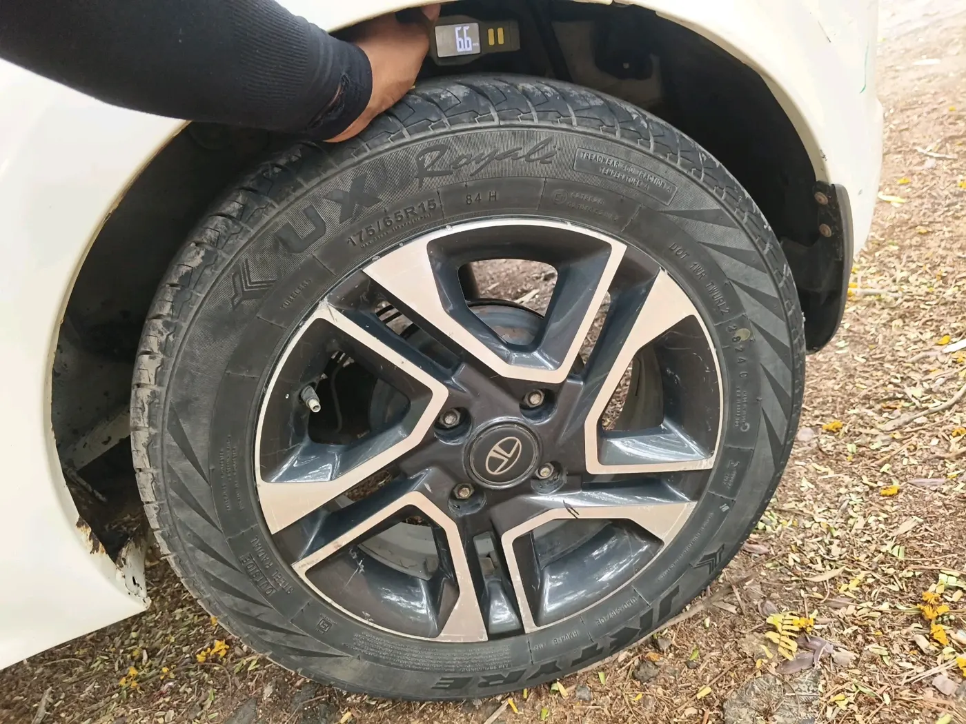2019 Tata Tiago XZ PLUS PETROL, Petrol, Manual, 1,09,372 km, tyre