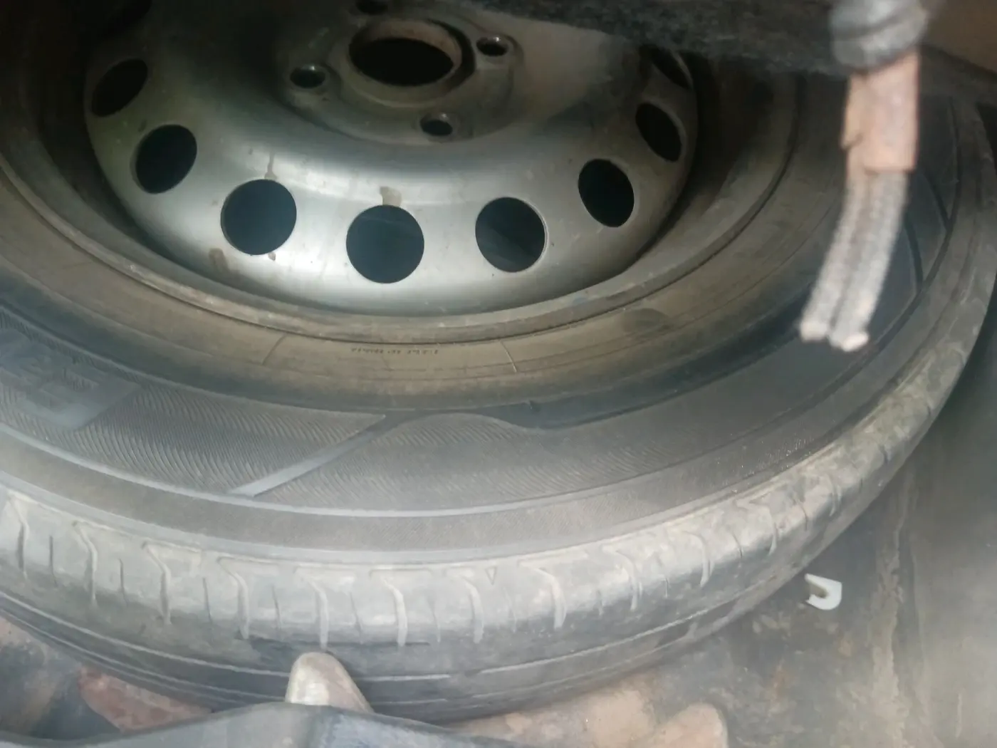 2019 Maruti Dzire LXI, CNG, Manual, 1,08,145 km, tyre