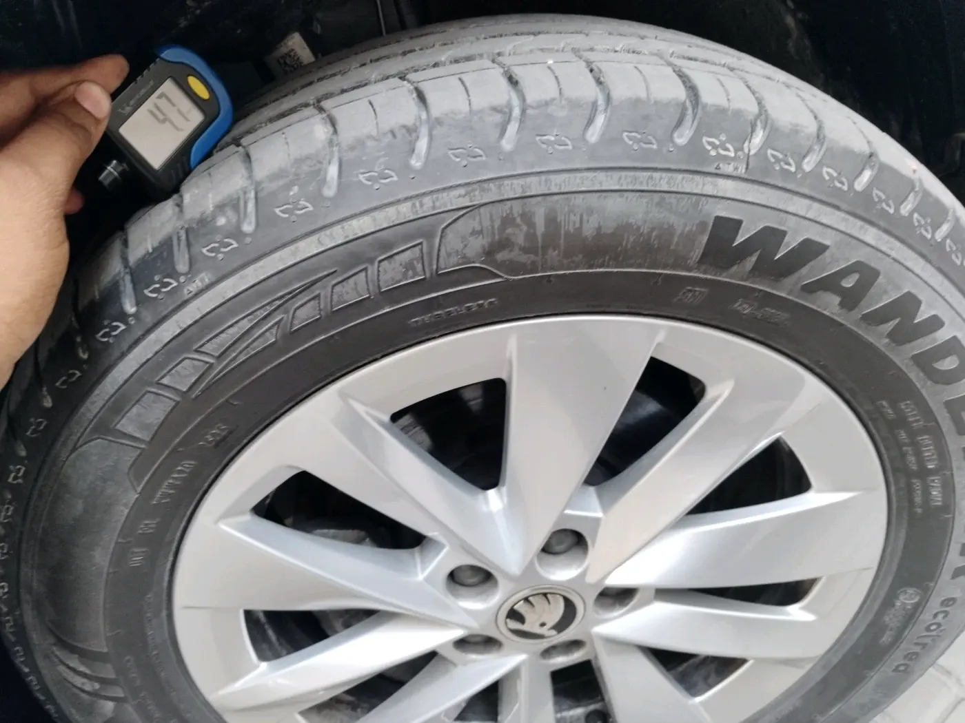 2025 Skoda Kylaq Signature AT, Petrol, Automatic, 2,731 km, tyre