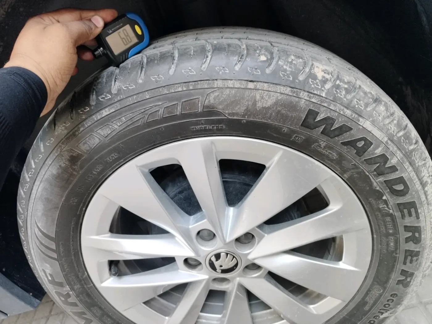 2025 Skoda Kylaq Signature AT, Petrol, Automatic, 2,731 km, tyre