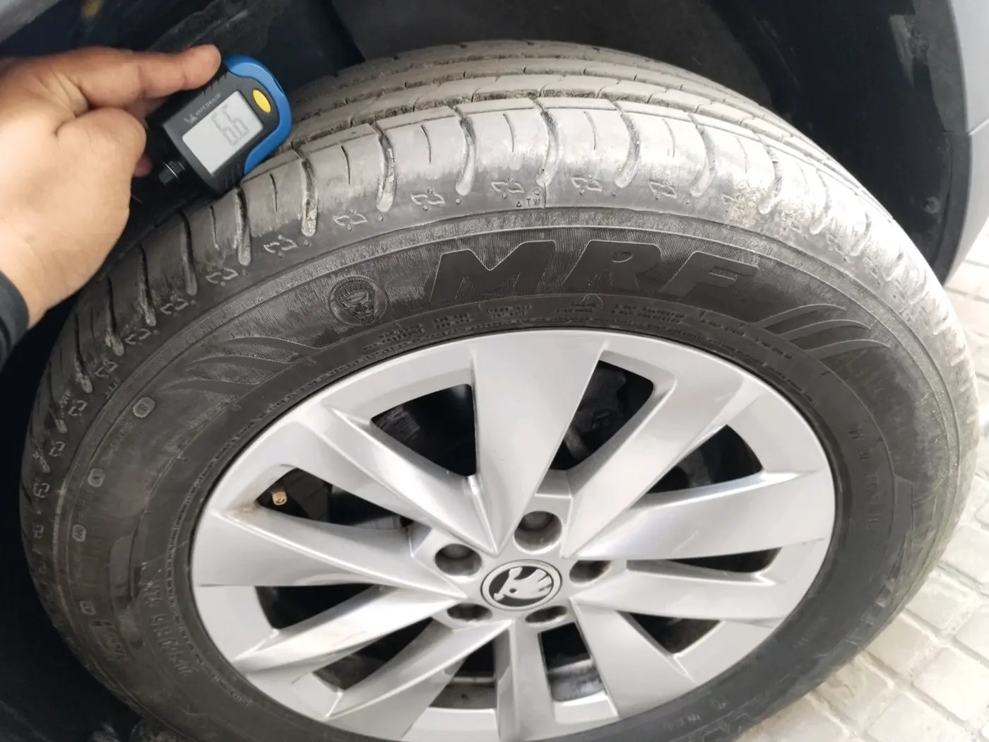 2025 Skoda Kylaq Signature AT, Petrol, Automatic, 2,731 km, tyre
