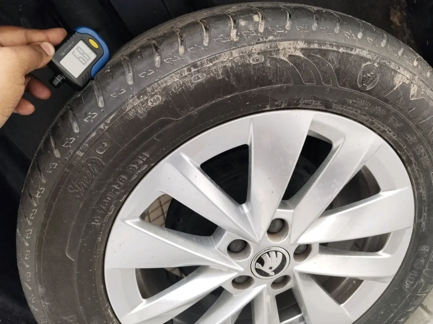 2025 Skoda Kylaq Signature AT, Petrol, Automatic, 2,731 km, tyre