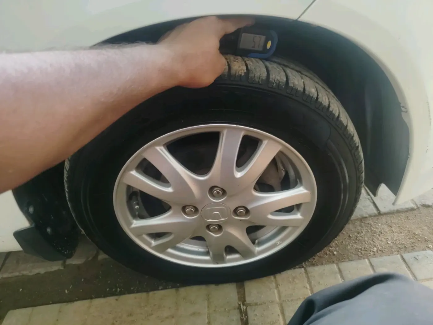 2012 Honda Brio V MT, Petrol, Manual, 1,26,419 km, tyre