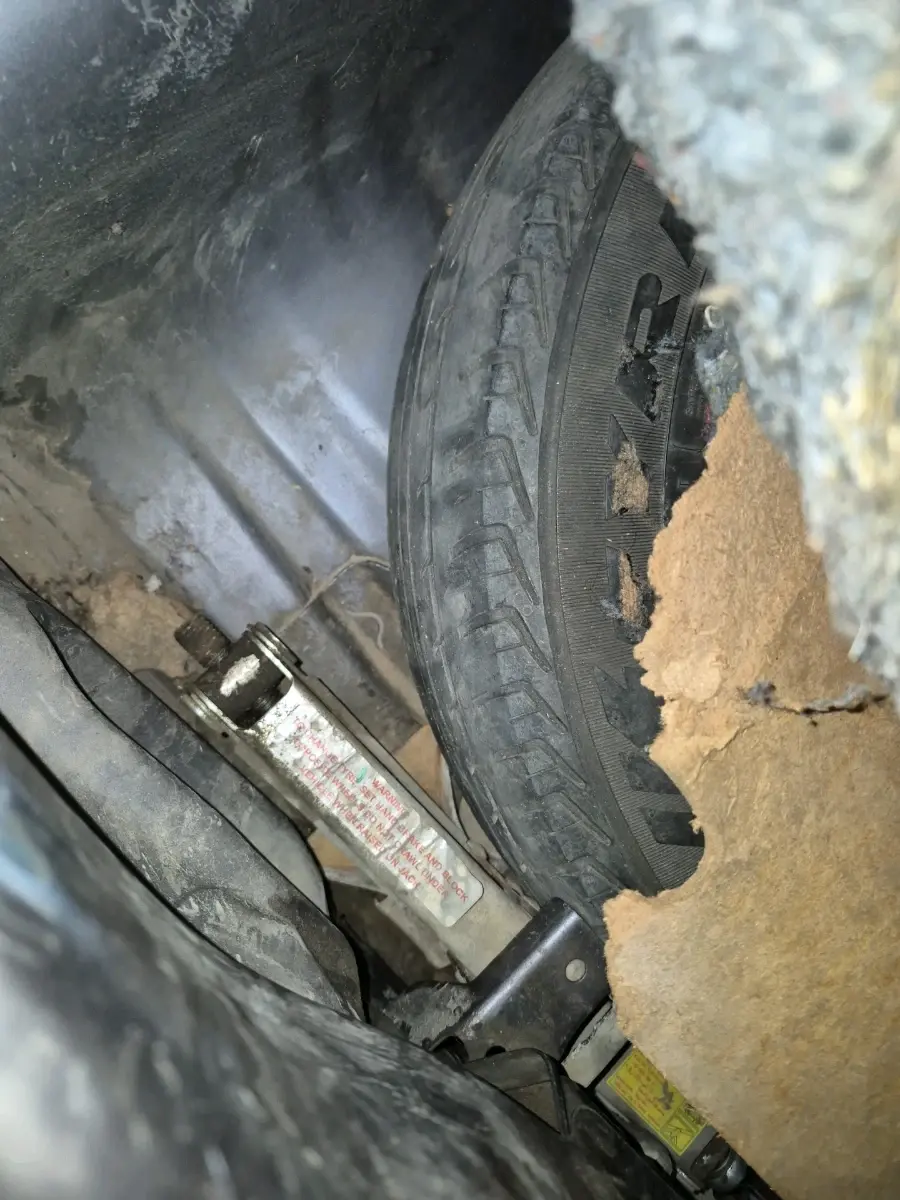2012 Hyundai Eon ERA +, Petrol, Manual, 1,24,460 km, tyre