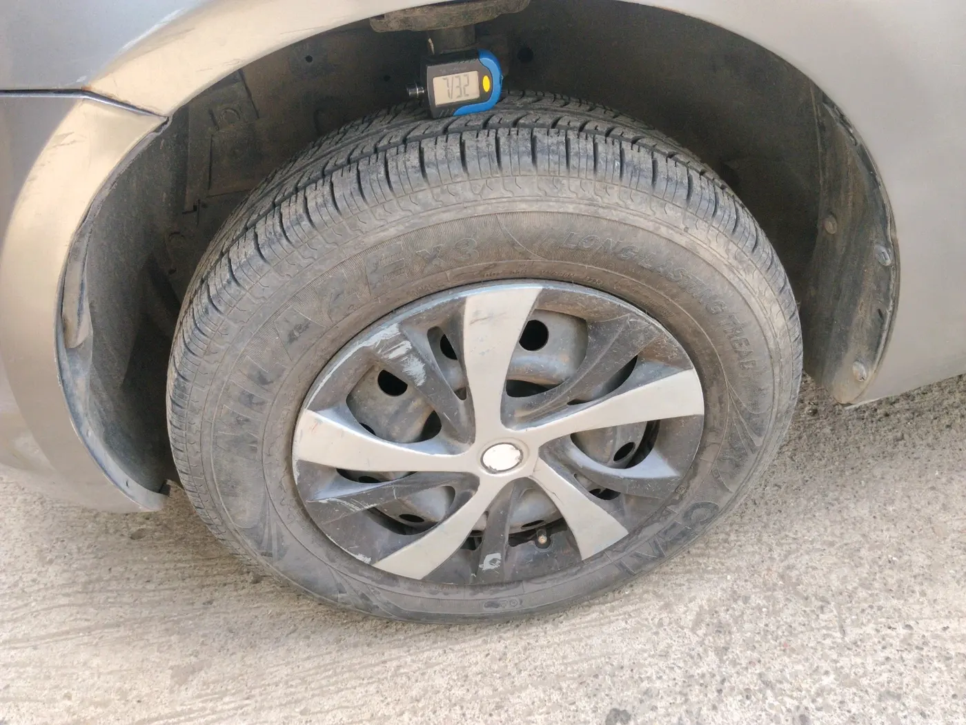 2013 Maruti Swift VXI, CNG, Manual, 94,786 km, tyre