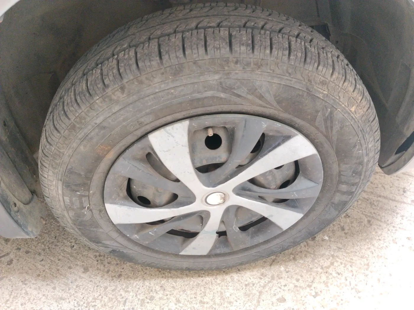 2013 Maruti Swift VXI, CNG, Manual, 94,786 km, tyre