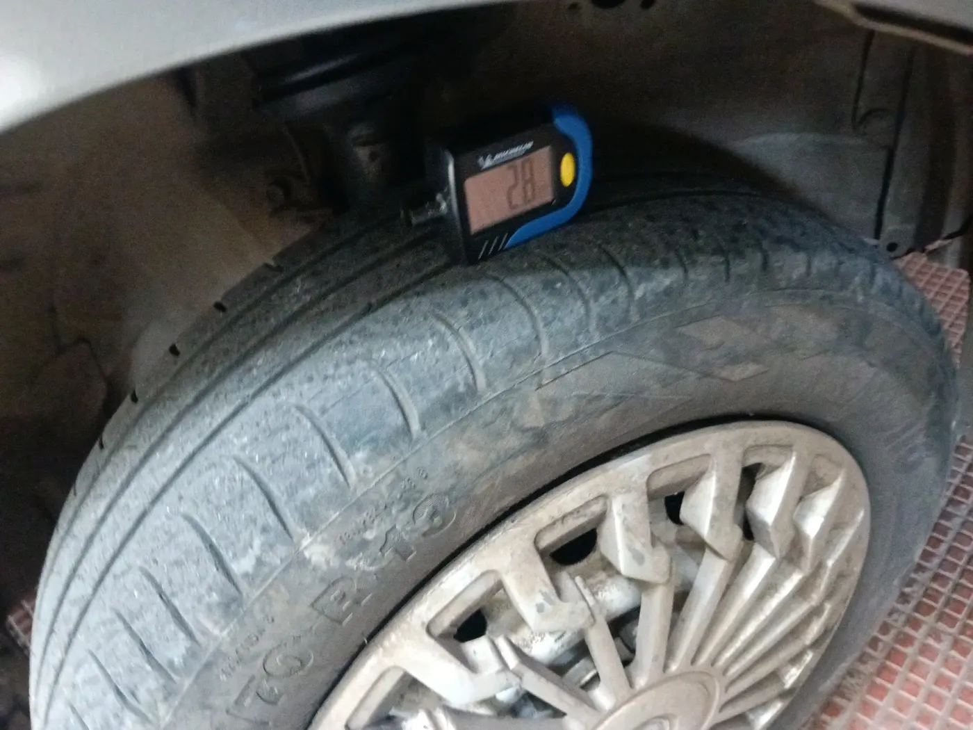 2013 Maruti Wagon R 1.0 LXI CNG, CNG, Manual, 1,08,870 km, tyre