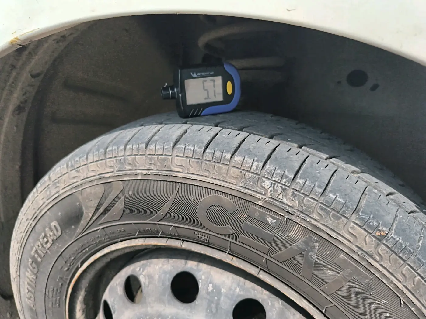 2015 Maruti Wagon R 1.0 LXI CNG, CNG, Manual, 1,34,257 km, tyre
