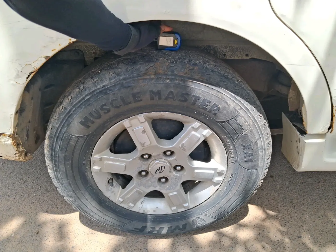 2011 Mahindra Xylo E8 BS III, Diesel, Manual, 1,30,824 km, tyre