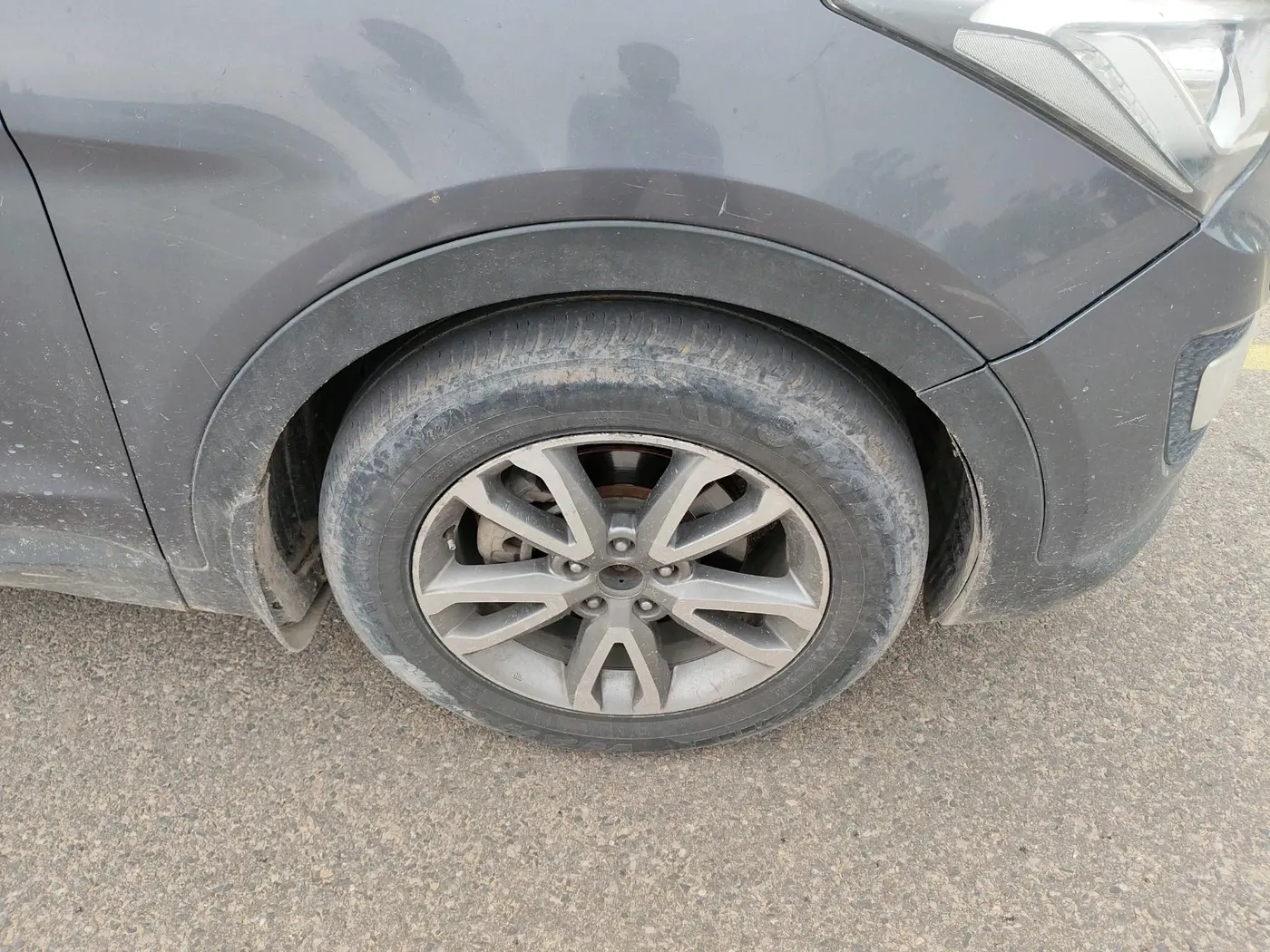 2014 Hyundai Santa Fe 4 WD AT, Diesel, Automatic, 2,14,903 km, tyre