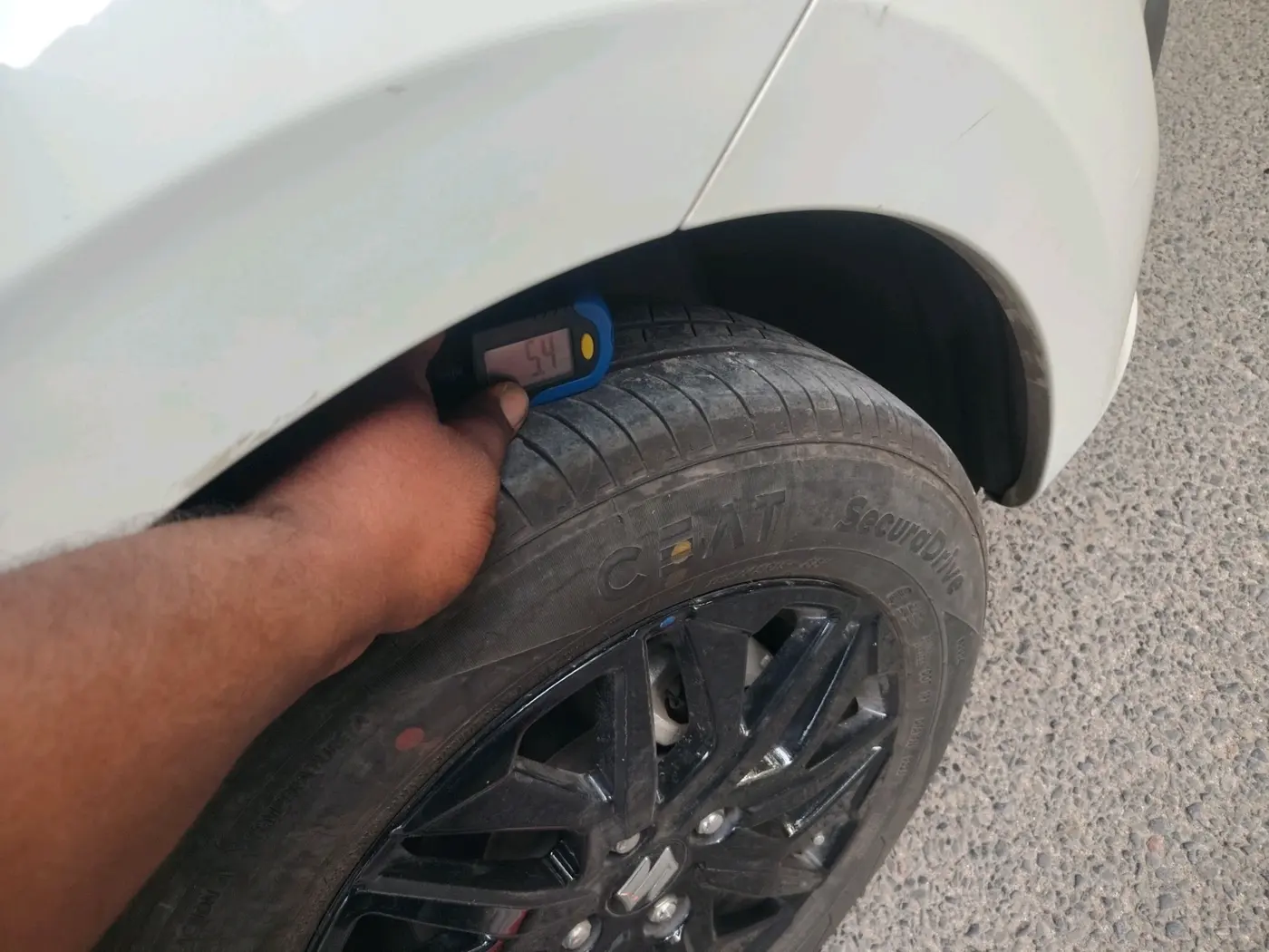 2025 Maruti Dzire ZXi AMT, Petrol, Automatic, 14,943 km, tyre