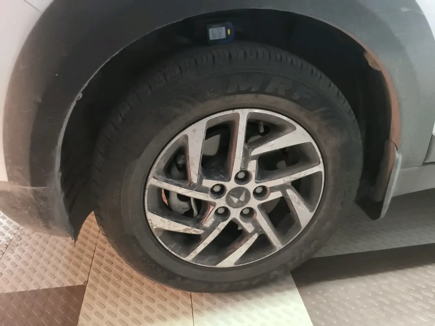 2024 Mahindra XUV 3XO AX5 1.2 L TCMPFi, Petrol, Manual, 6,257 km, tyre