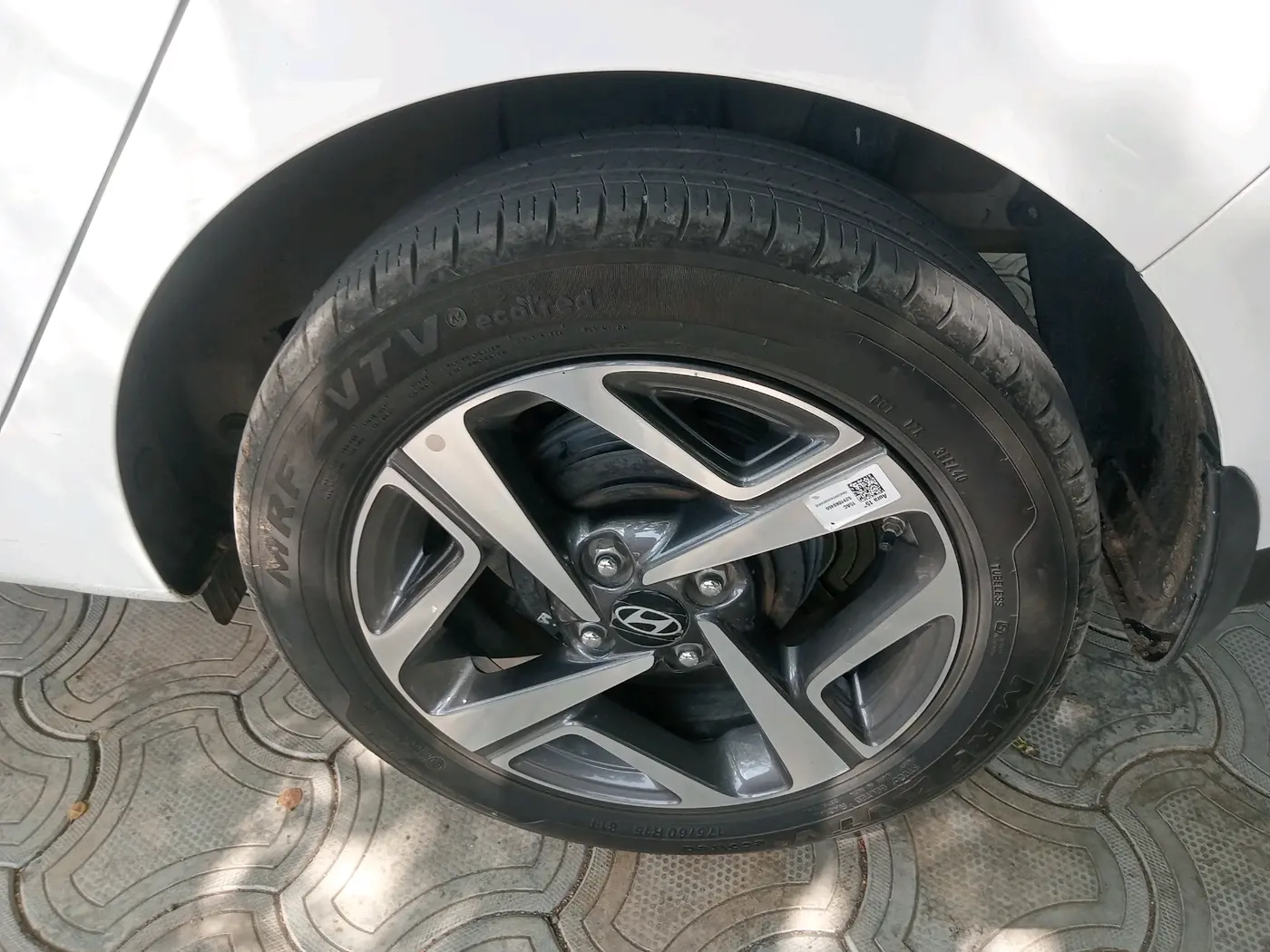 2025 Hyundai AURA SX 1.2 CNG, CNG, Manual, 22,733 km, tyre