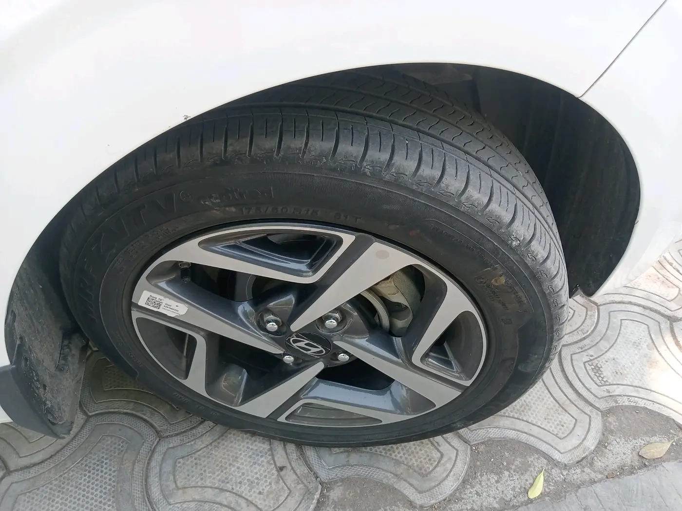 2025 Hyundai AURA SX 1.2 CNG, CNG, Manual, 22,733 km, tyre