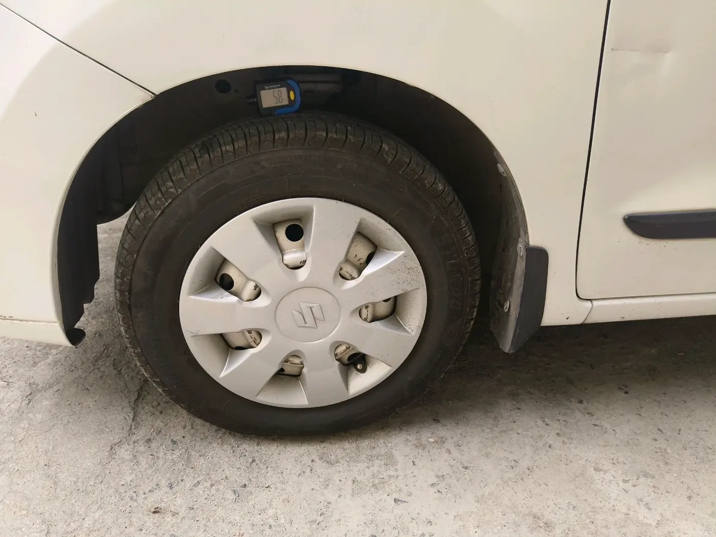2011 Maruti Wagon R 1.0 LXI CNG, CNG, Manual, 83,248 km, tyre