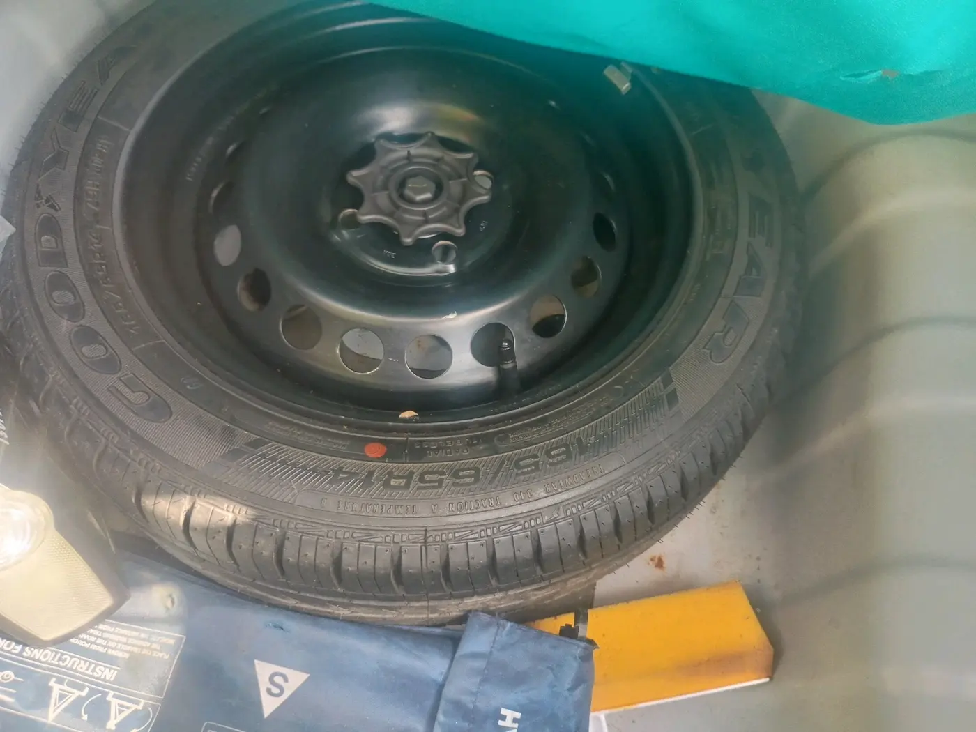 2015 Hyundai Xcent S 1.2, Petrol, Manual, 41,980 km, tyre