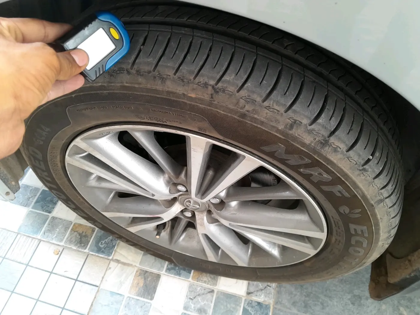 2015 Toyota Corolla Altis VL CVT PETROL, Petrol, Automatic, 1,71,677 km, tyre