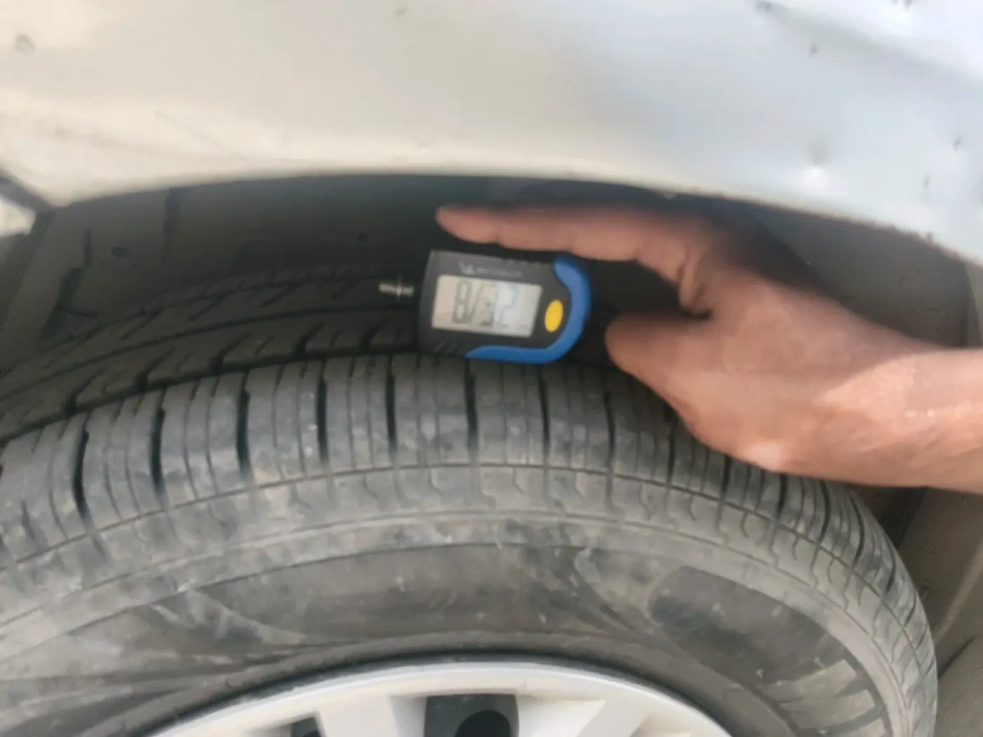 2014 Maruti Swift VXI, CNG, Manual, 1,21,694 km, tyre