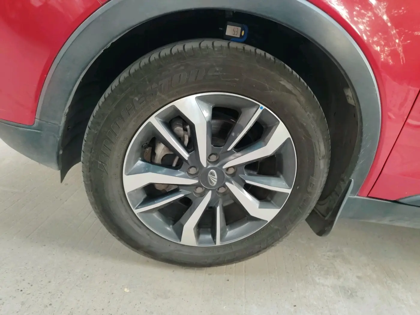 2021 Mahindra XUV300 W8 (O) 1.5 DIESEL AMT, Diesel, Automatic, 1,24,997 km, tyre