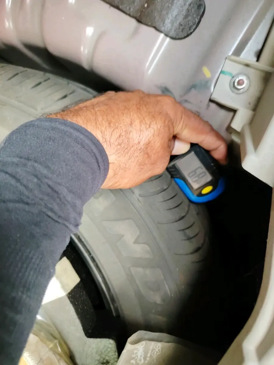 2021 Mahindra XUV300 W8 (O) 1.5 DIESEL AMT, Diesel, Automatic, 1,24,997 km, tyre
