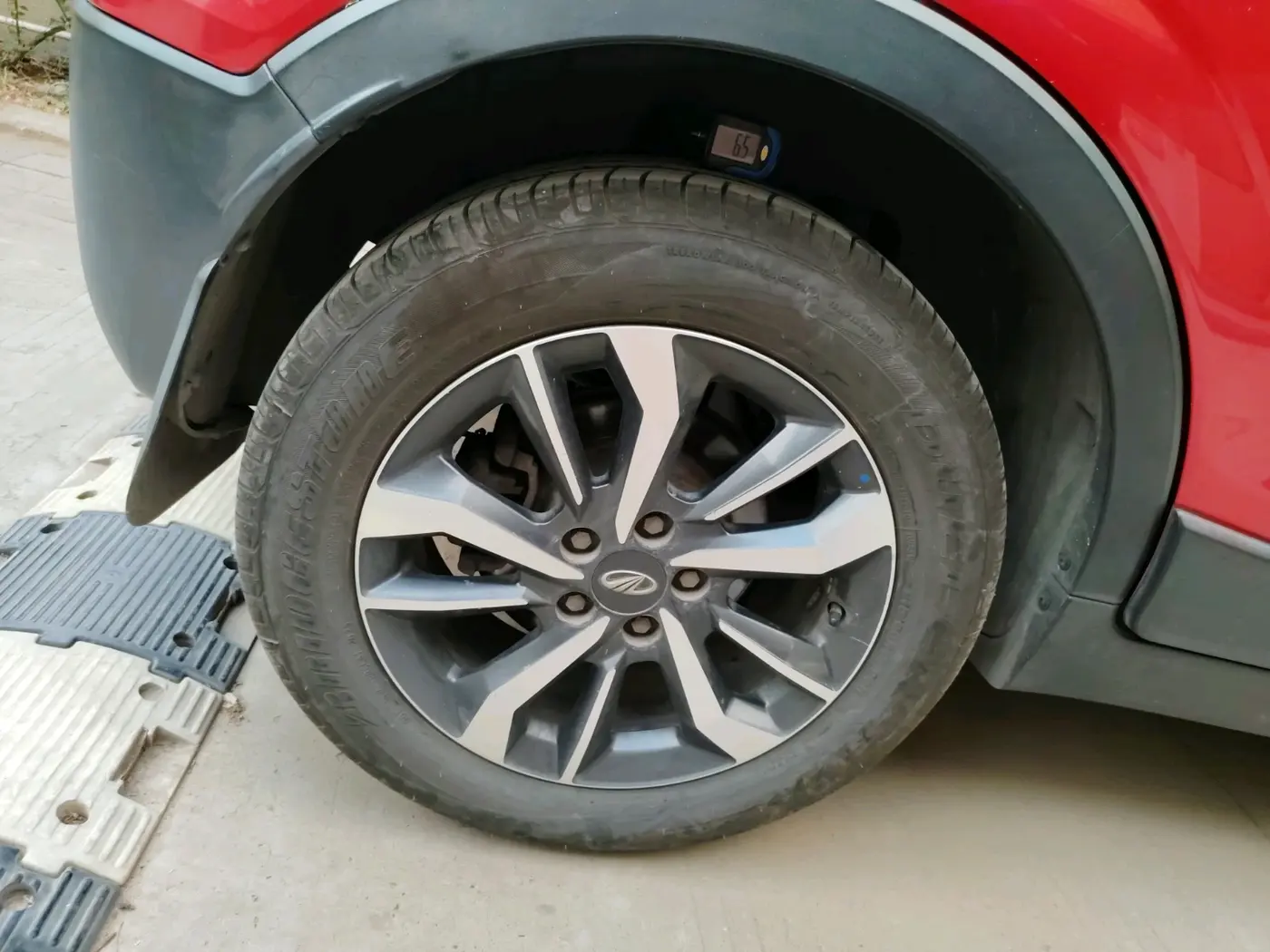 2021 Mahindra XUV300 W8 (O) 1.5 DIESEL AMT, Diesel, Automatic, 1,24,997 km, tyre