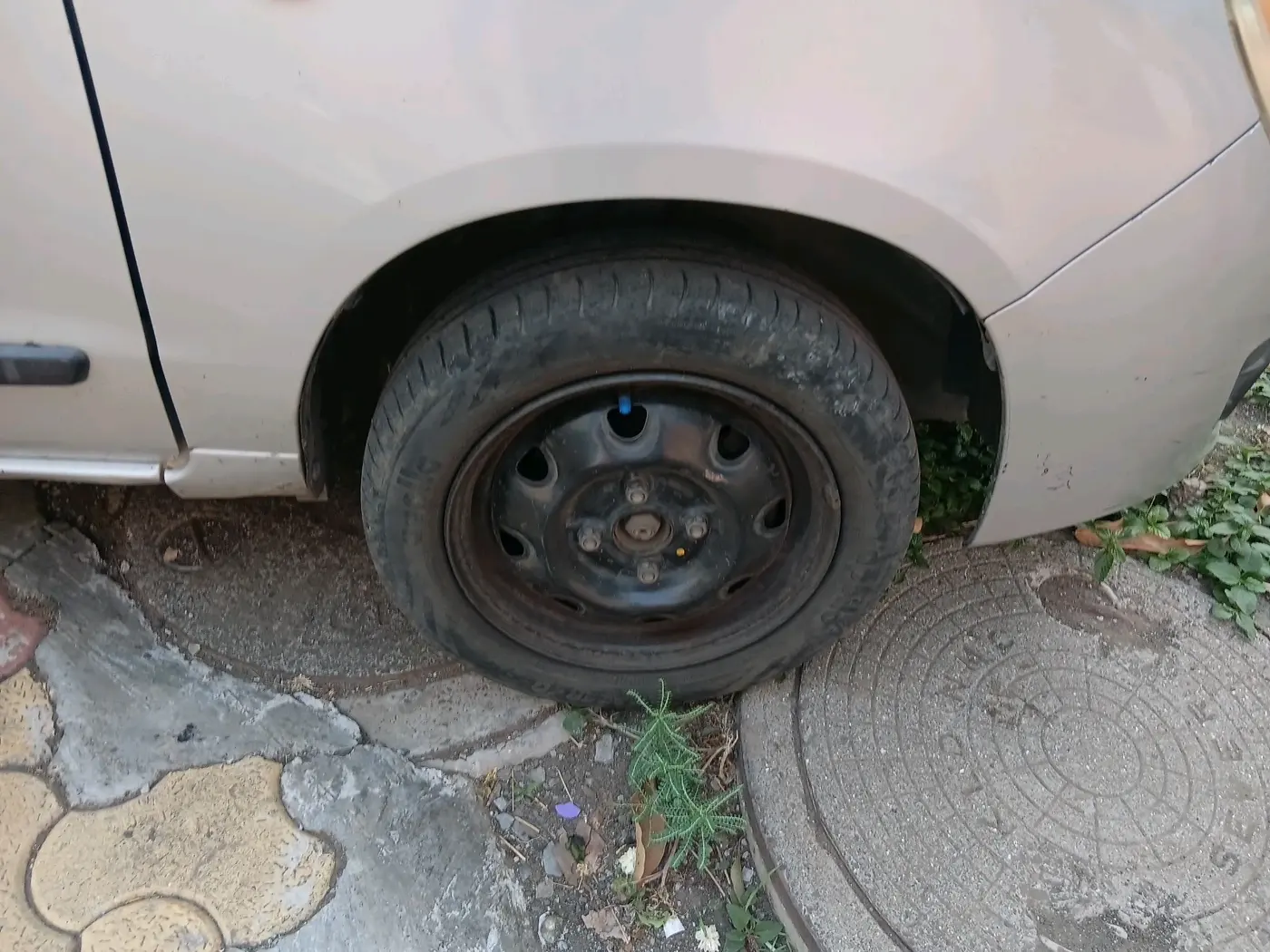 2011 Maruti Alto K10 VXI, CNG, Manual, 85,987 km, tyre