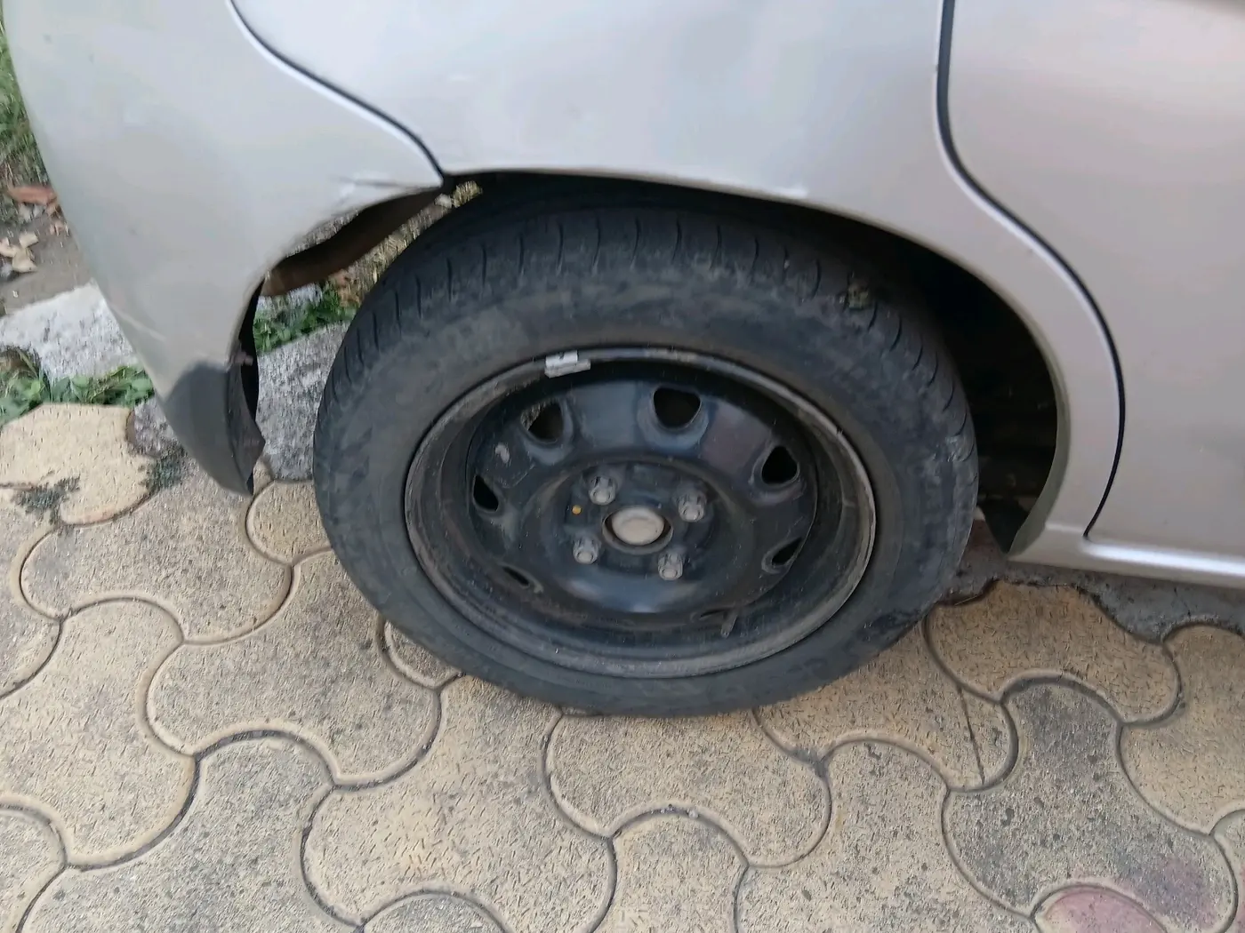 2011 Maruti Alto K10 VXI, CNG, Manual, 85,987 km, tyre