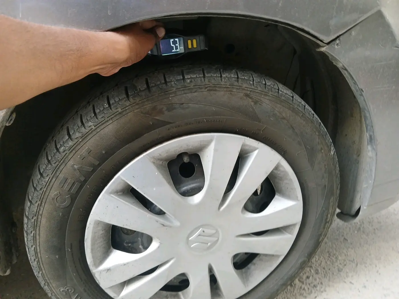 2011 Maruti Wagon R 1.0 VXI, CNG, Manual, 1,56,160 km, tyre