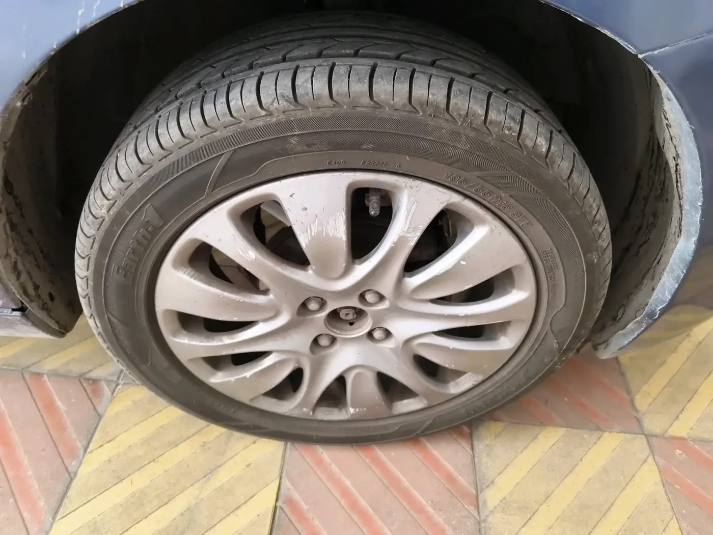 2017 Maruti Baleno ALPHA PETROL 1.2, CNG, Manual, 1,08,871 km, tyre