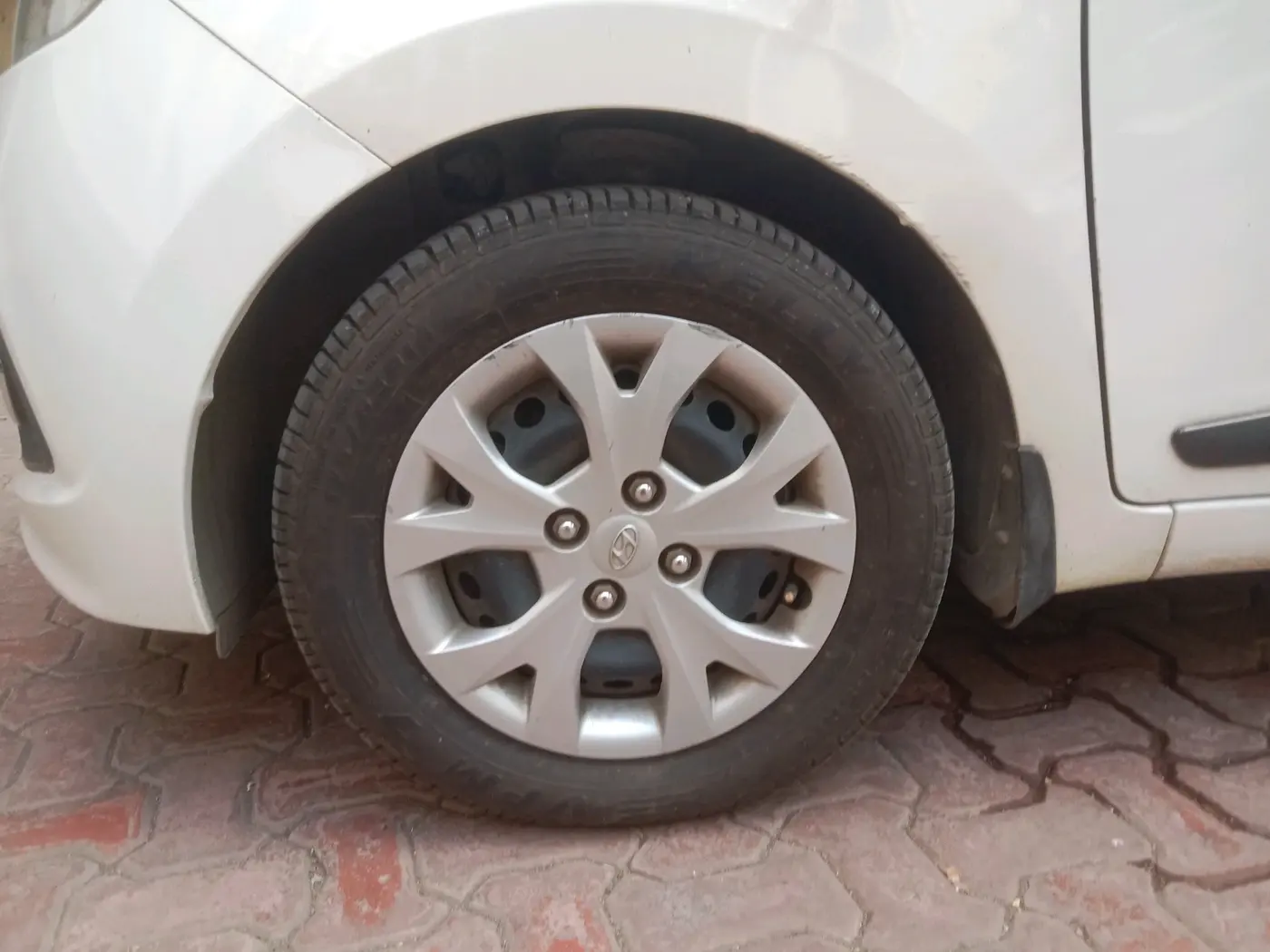 2016 Hyundai Grand i10 MAGNA AT 1.2 KAPPA VTVT, Petrol, Automatic, 22,576 km, tyre