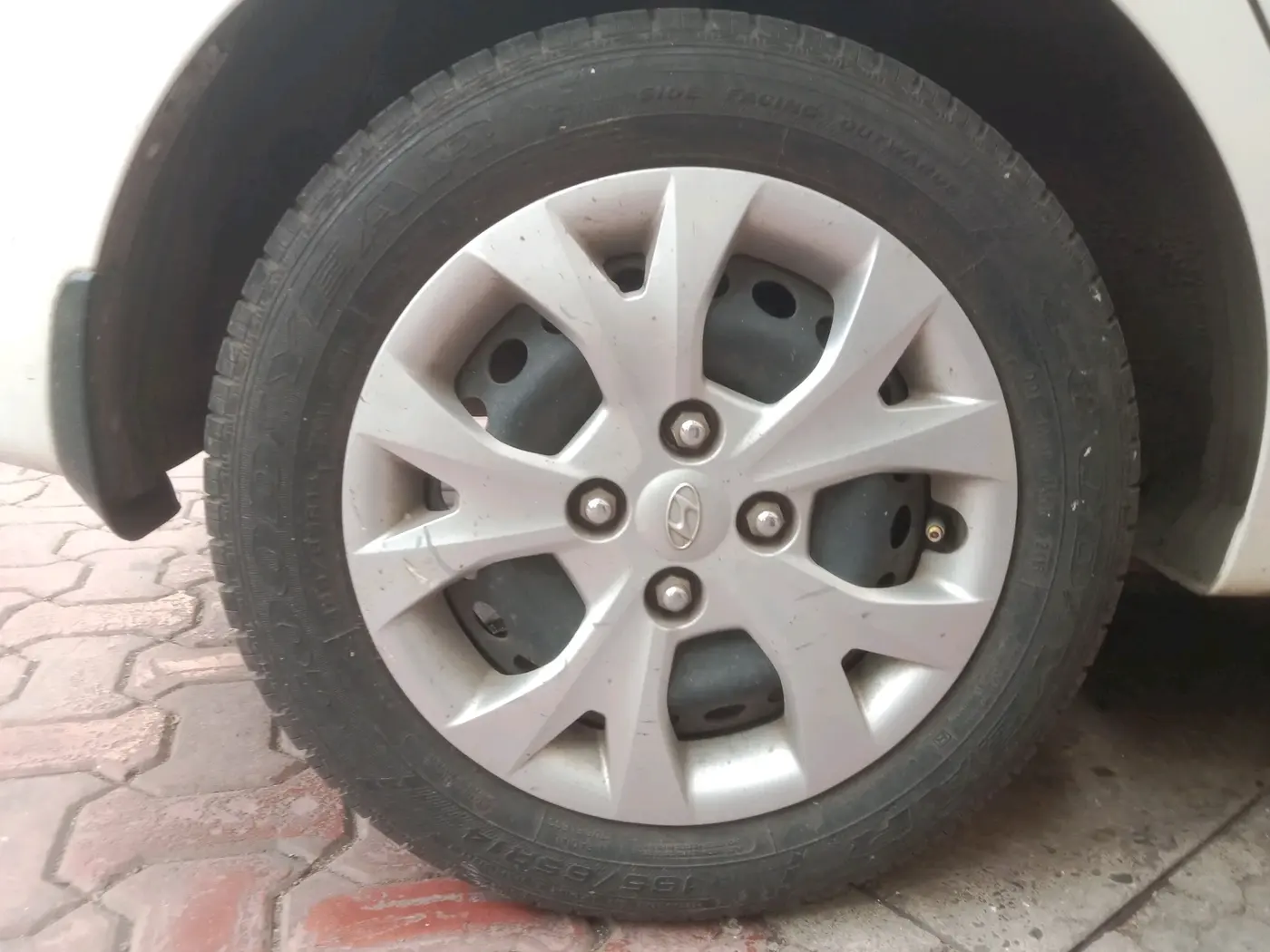 2016 Hyundai Grand i10 MAGNA AT 1.2 KAPPA VTVT, Petrol, Automatic, 22,576 km, tyre