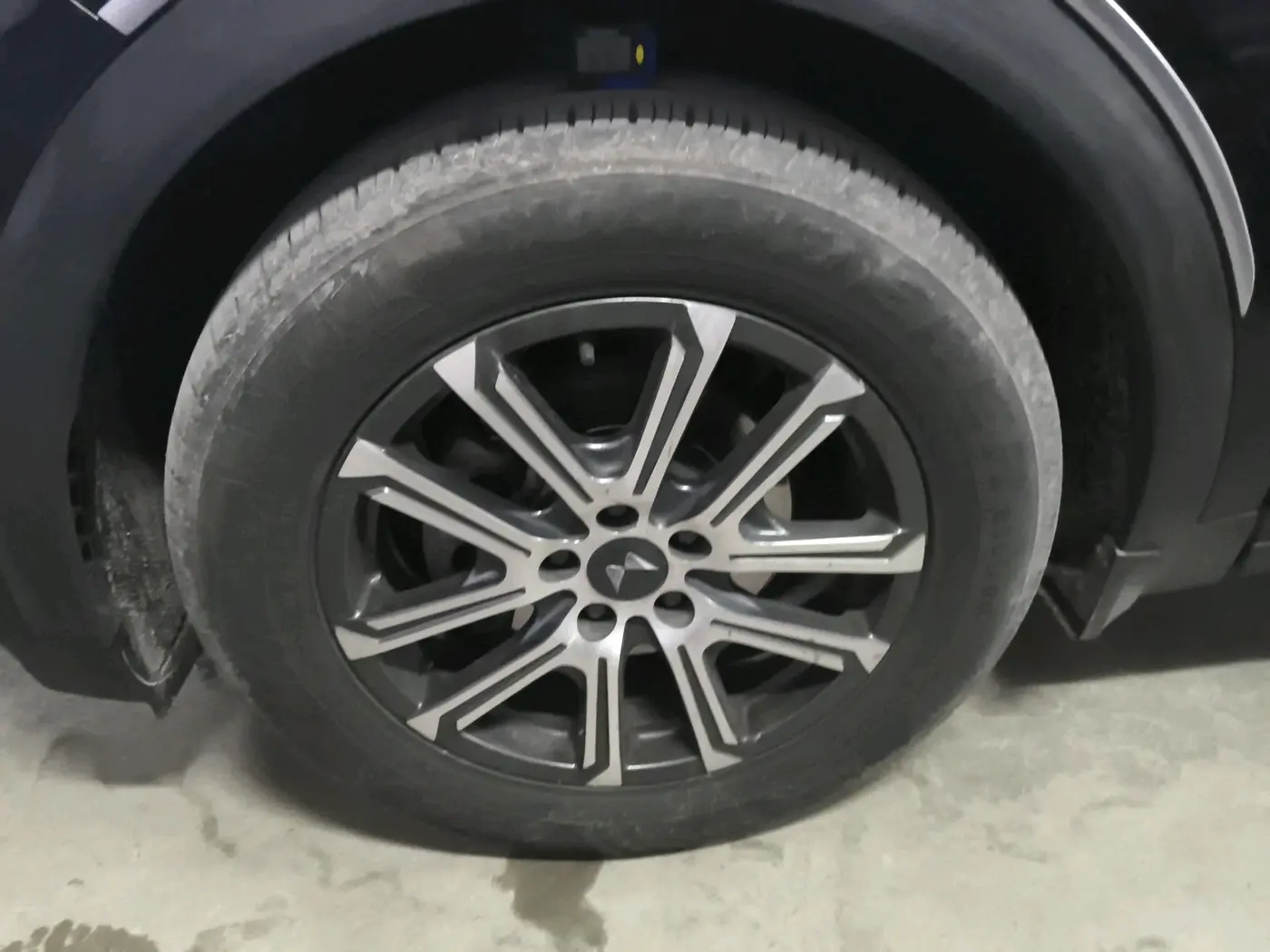 2022 Mahindra XUV700 AX 7 LUXURY D AWD AT 7 STR, Diesel, Automatic, 39,056 km, tyre