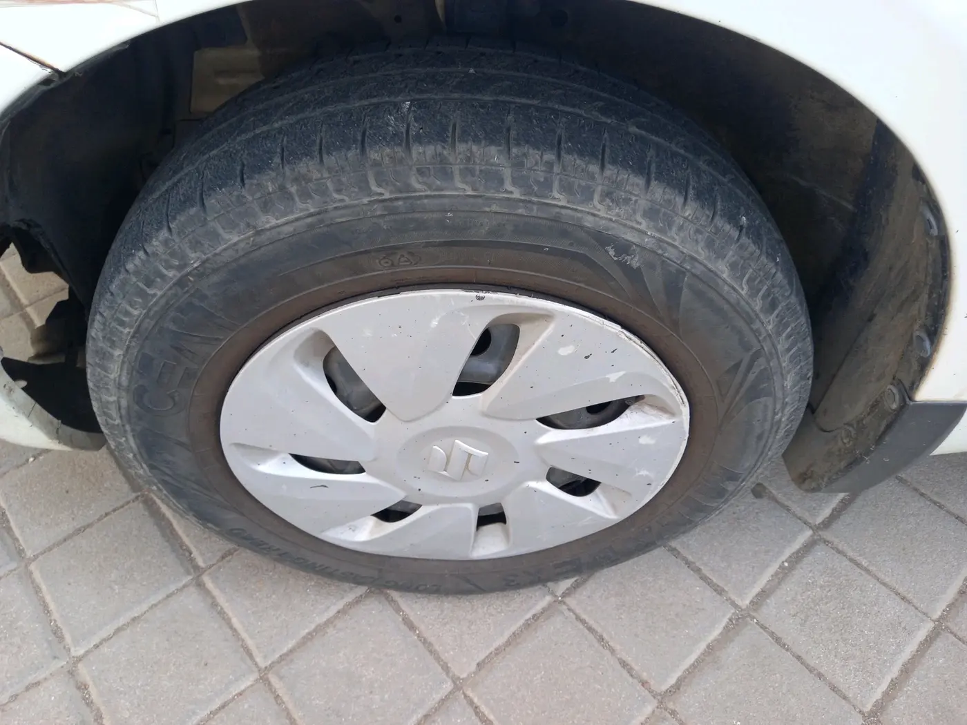 2017 Maruti Swift VXI, CNG, Manual, 66,180 km, tyre