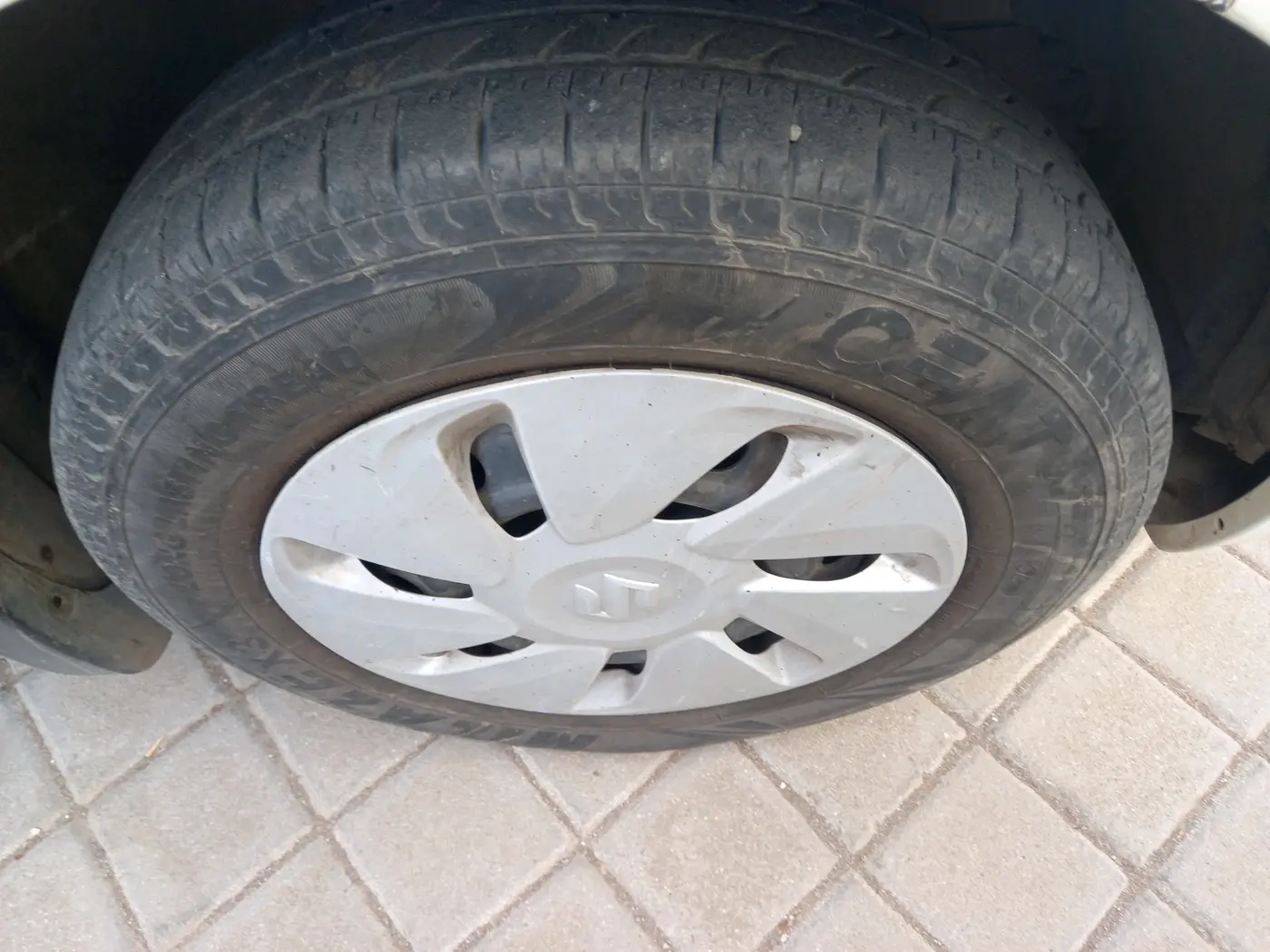 2017 Maruti Swift VXI, CNG, Manual, 66,180 km, tyre